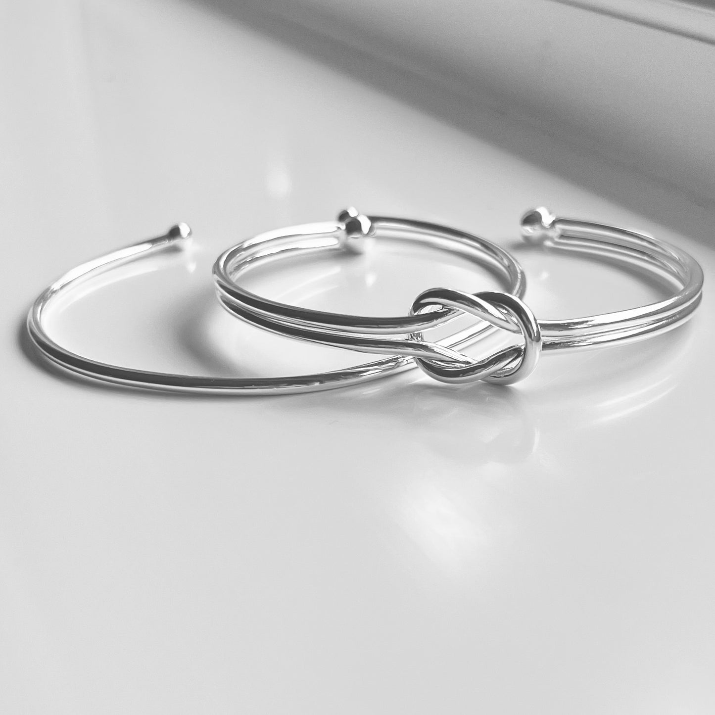 Women’s love knot bangle 